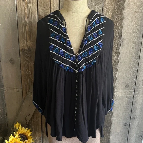 Free People Black Blue Embroidered Boho Flowy Top Size Medium Peasant Blouse - Picture 1 of 8